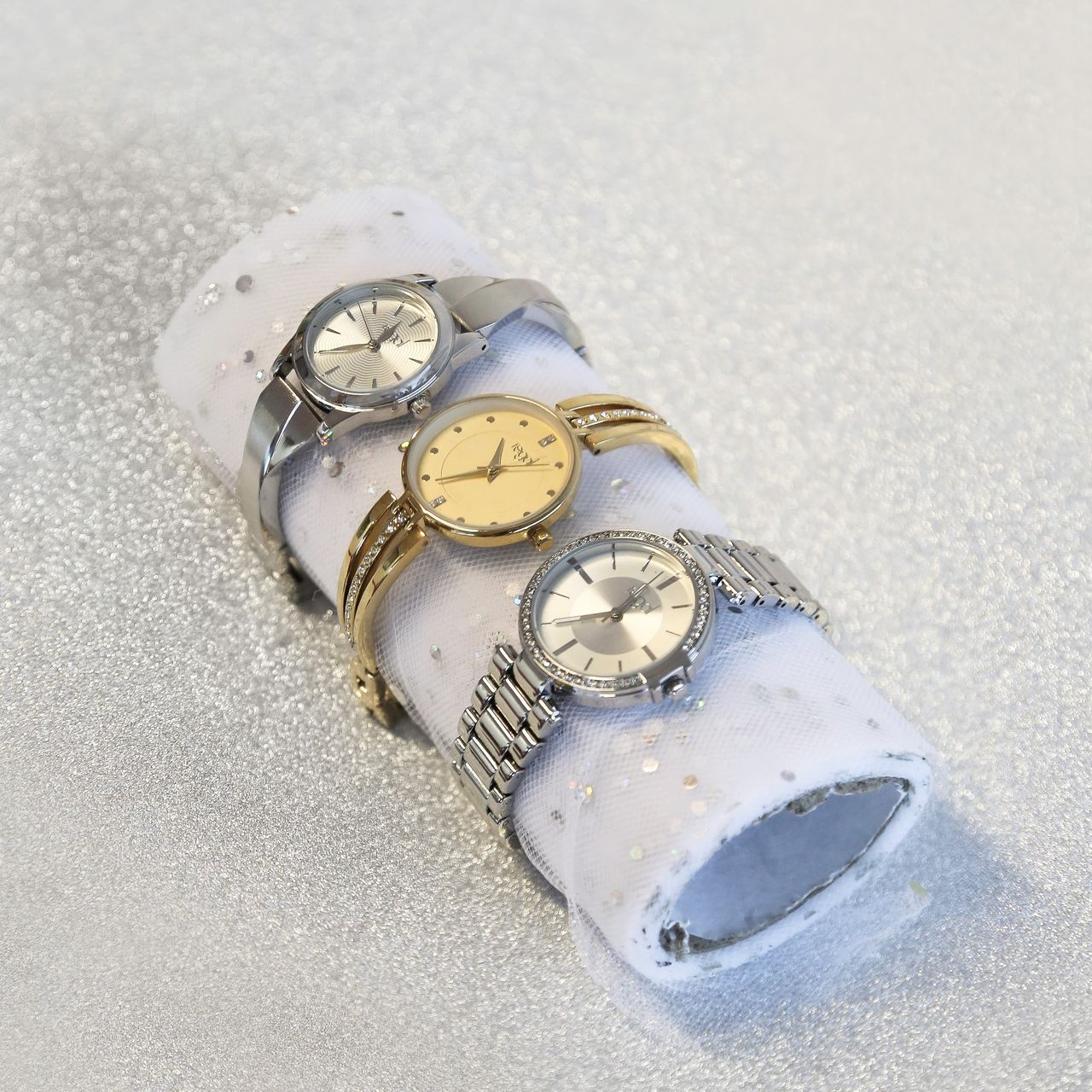 Regal horloge met goudkleurige stainless steel band