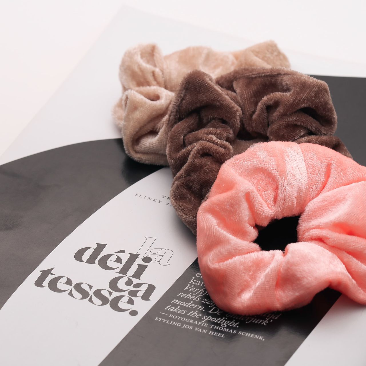 Perzikkleurige velvet scrunchie