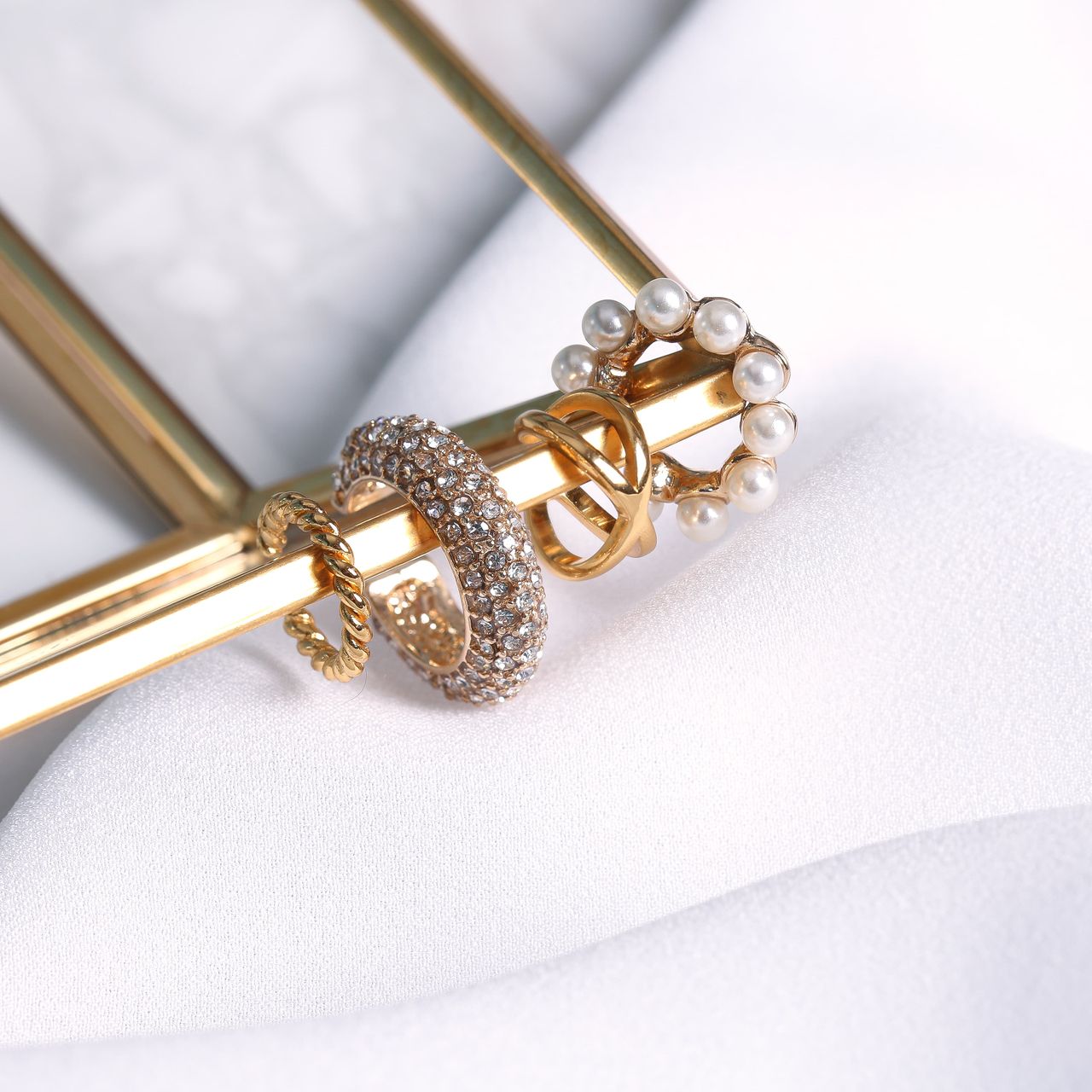 Goudkleurige bijoux earcuff met imitatieparels