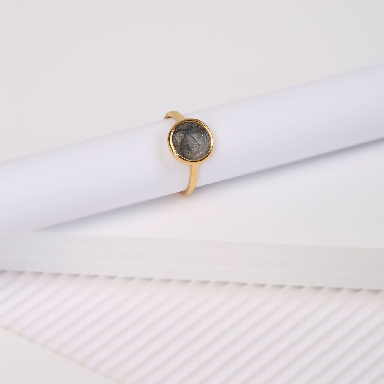 Zilveren goldplated ring met labradoriet voor dames