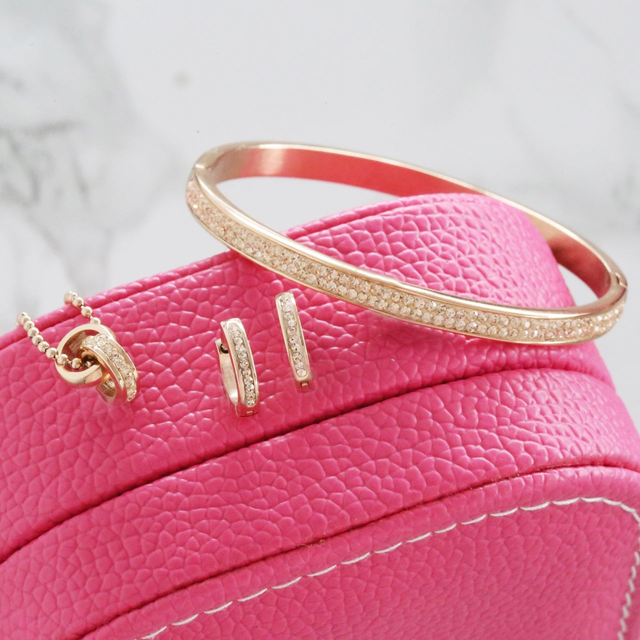 Stalen roséplated kinderoorringen met rose light peach kristal