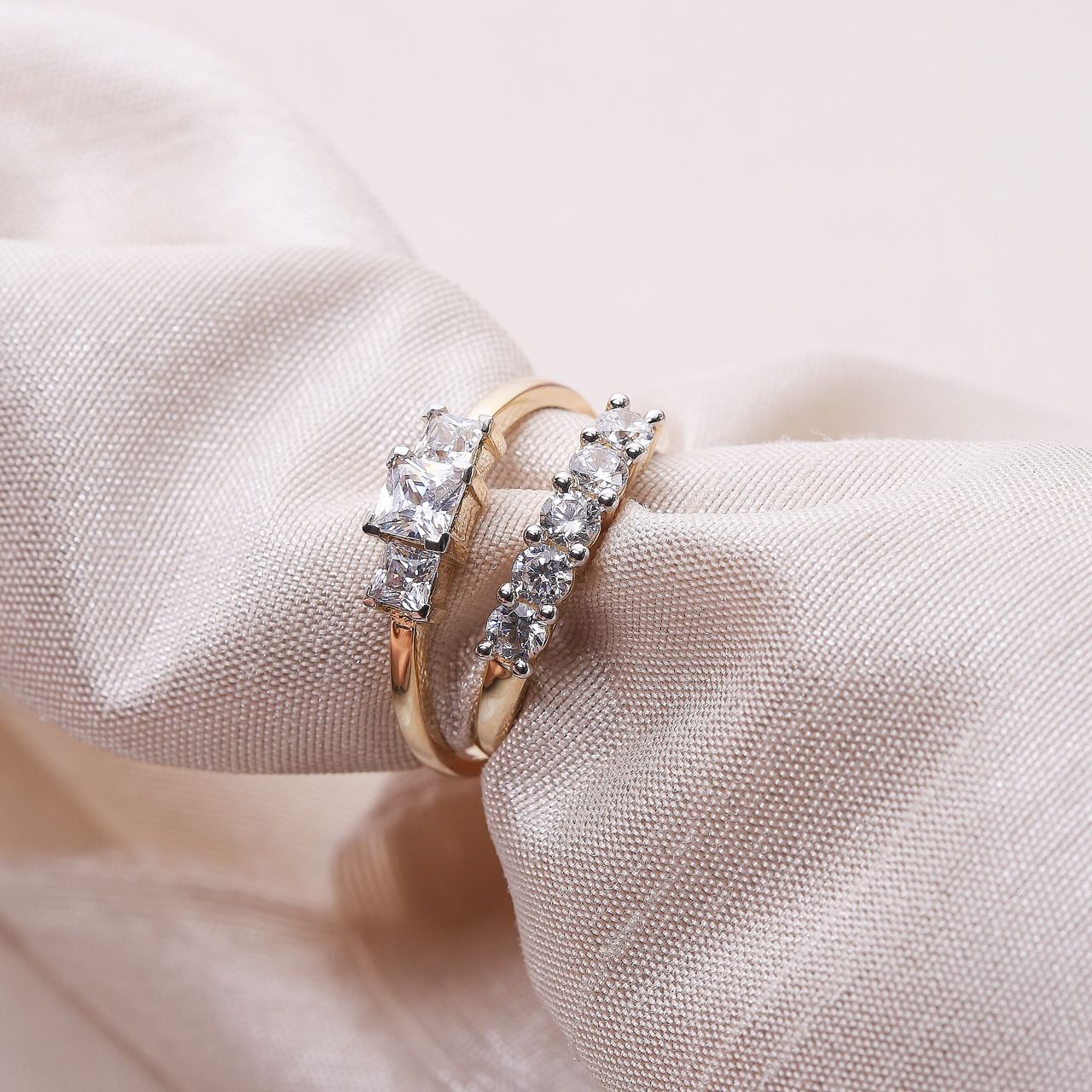 9 karaat ring me 5 zirkonia's