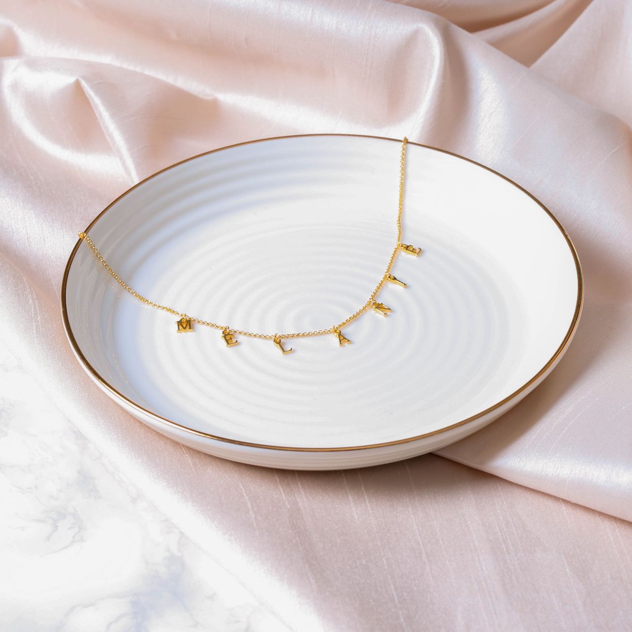 Zilveren naamchoker goldplated bedel letters voor dames