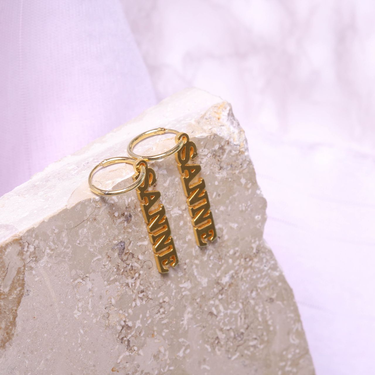 Zilveren goldplated naamoorbellen voor dames