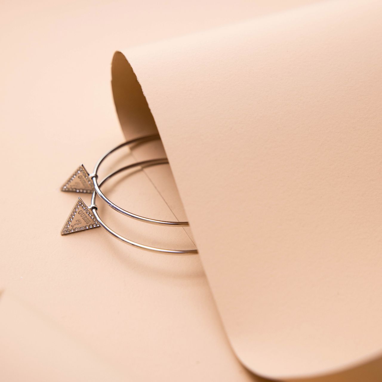 Guess stalen oorbellen triangle 50mm