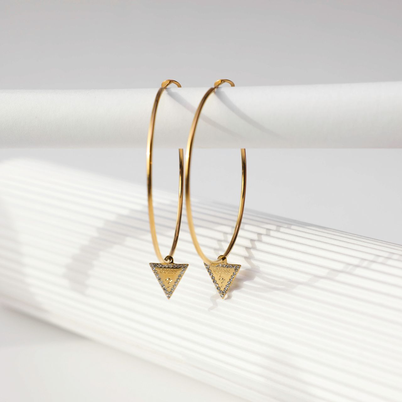 Guess stainless steel goldplated oorringen met hanger triangle met kristal voor dames