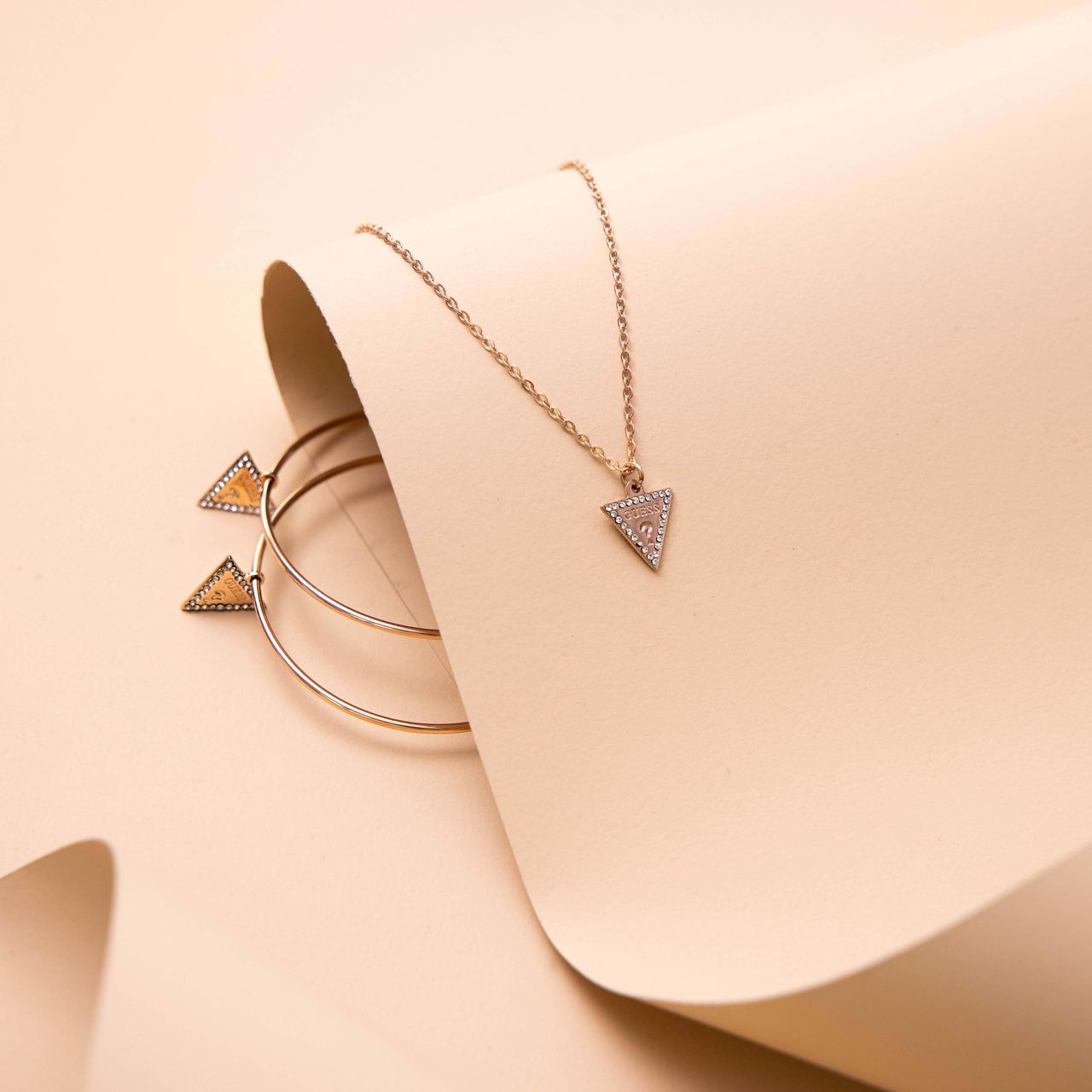 Guess stalen roséplated oorringen met hanger triangle met kristal voor dames
