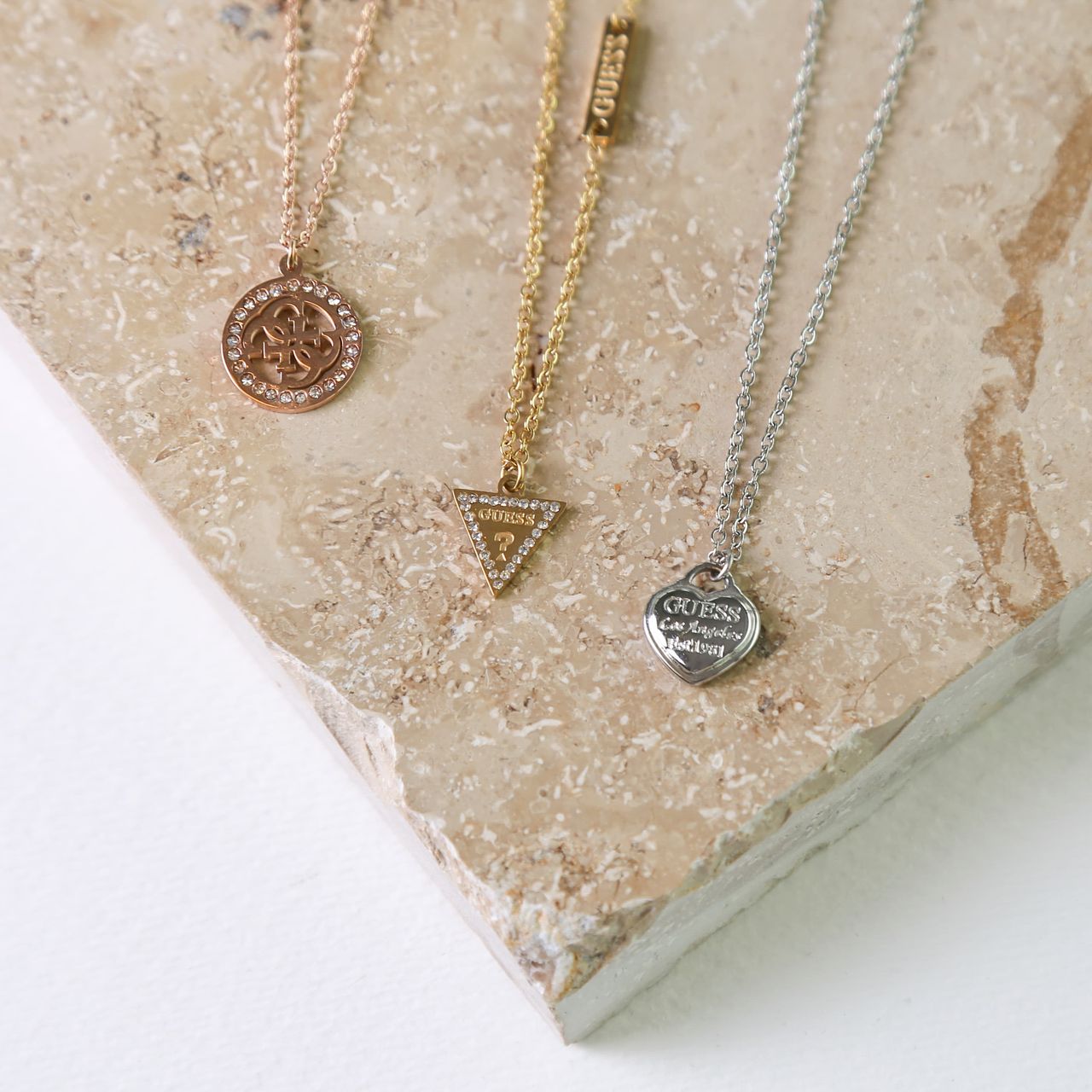 Guess stainless steel goldplated ketting met hanger triangle met kristal voor dames