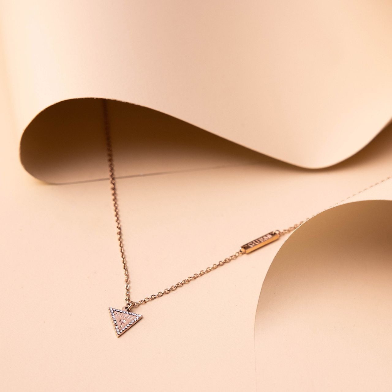 Guess stalen roséplated ketting met hanger triangle met kristal voor dames