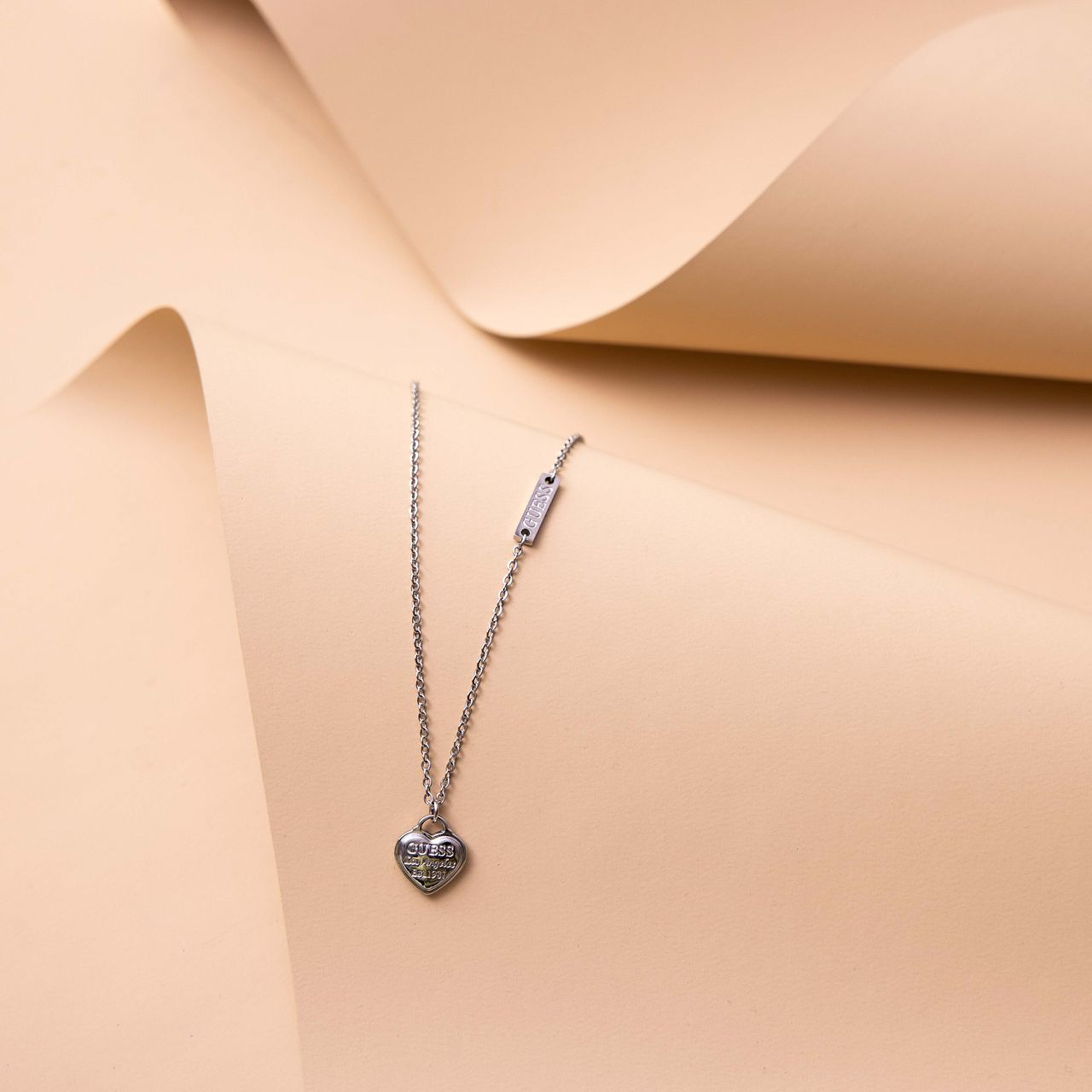 Guess stainless steel ketting hanger hart logo