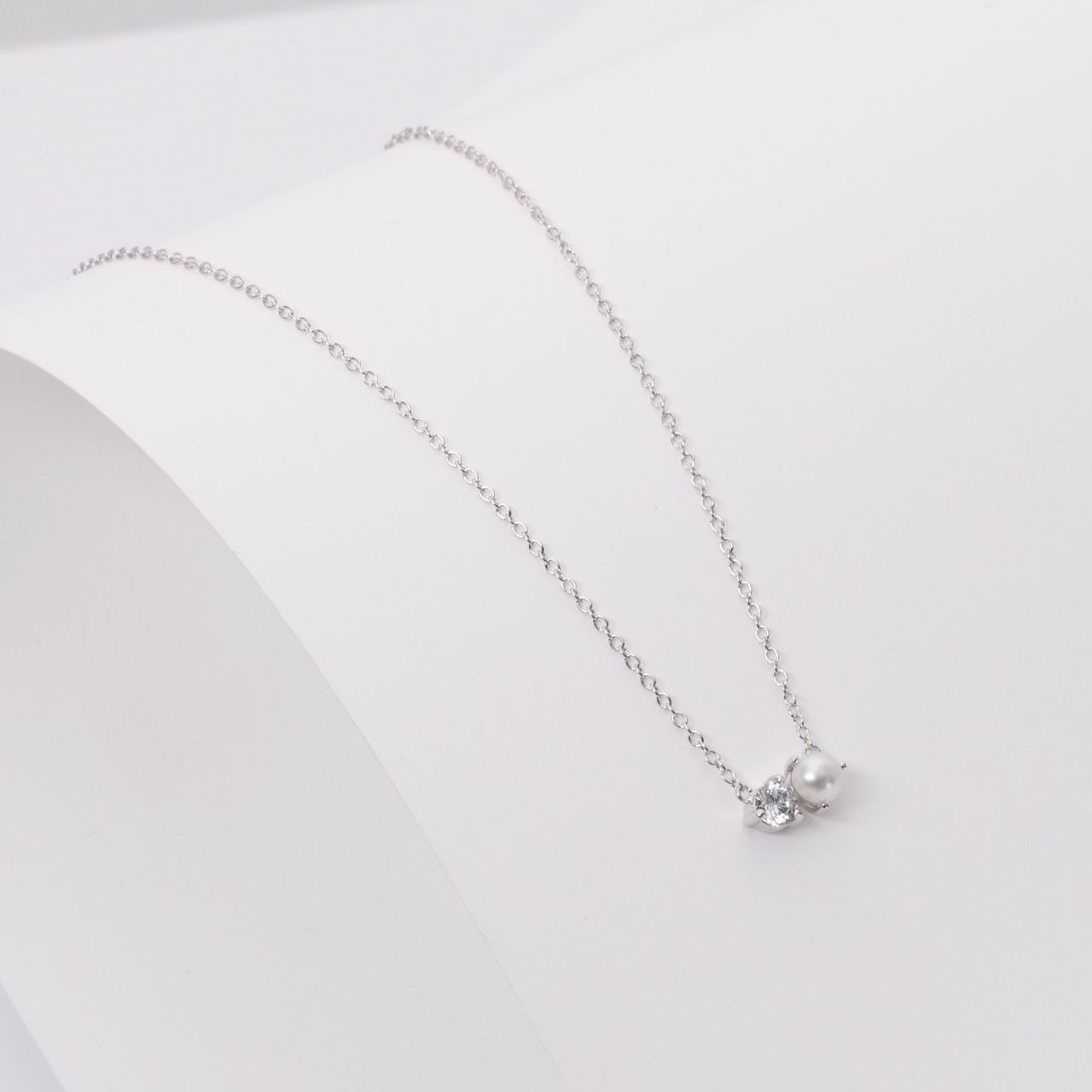 Zilveren ketting met zoetwaterparel en zirkonia