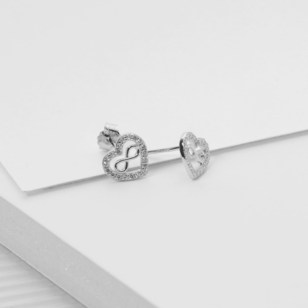 Zilveren oorknoppen hart met infinity en zirkonia voor dames