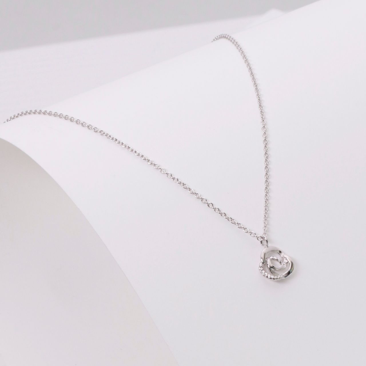 Zilveren ketting met hanger cirkels