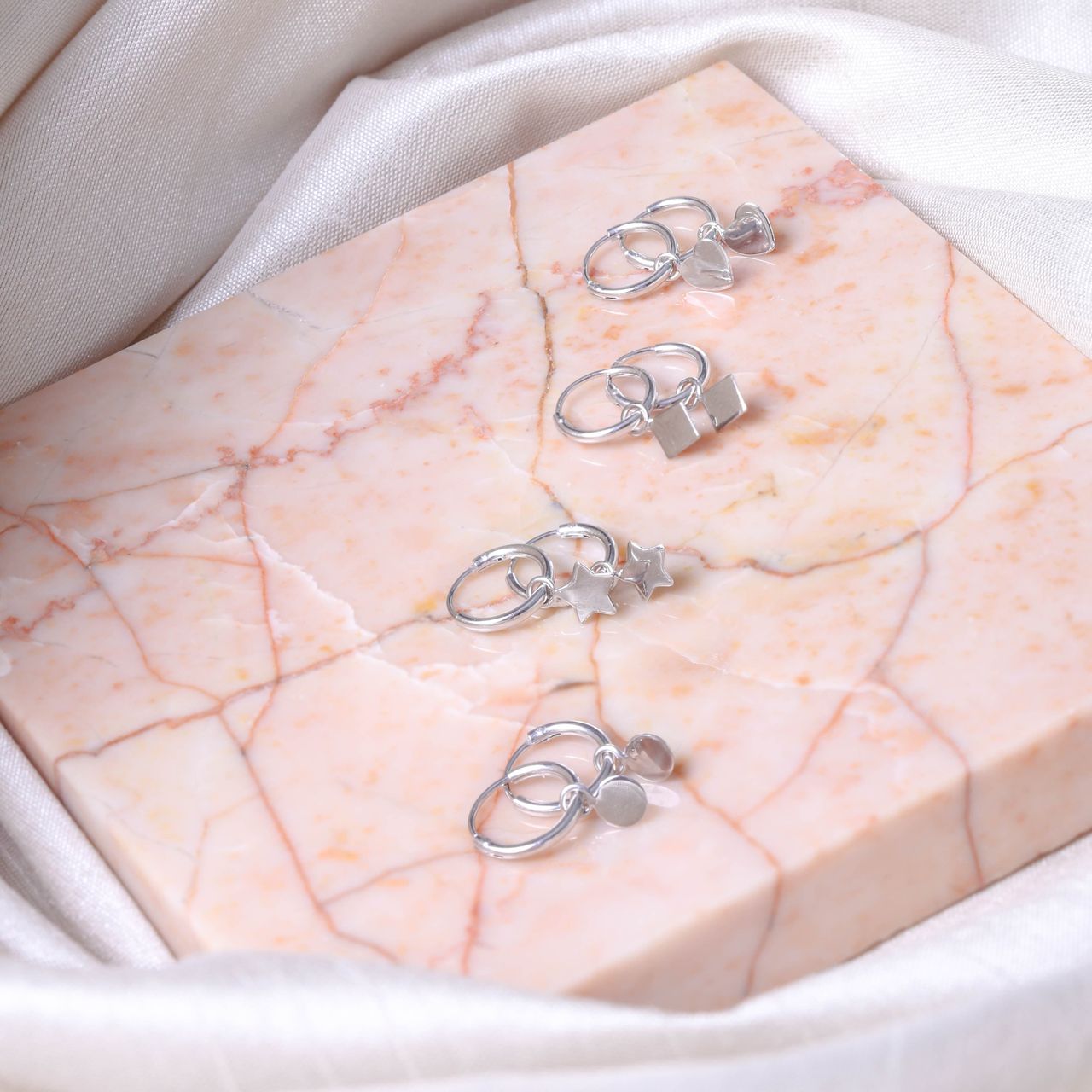 Zilveren oorringen met hanger disc