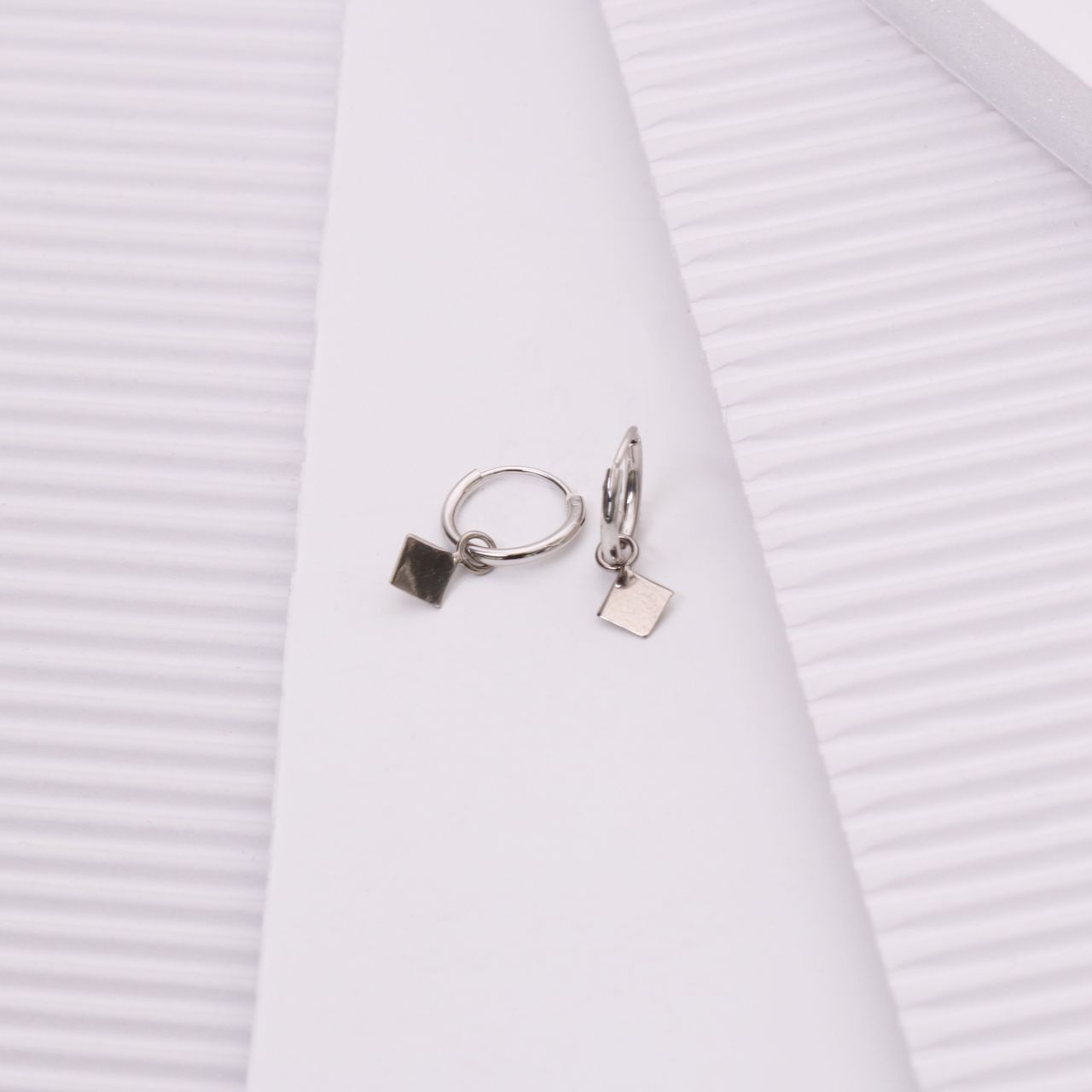 Zilveren oorringen met hanger ruit