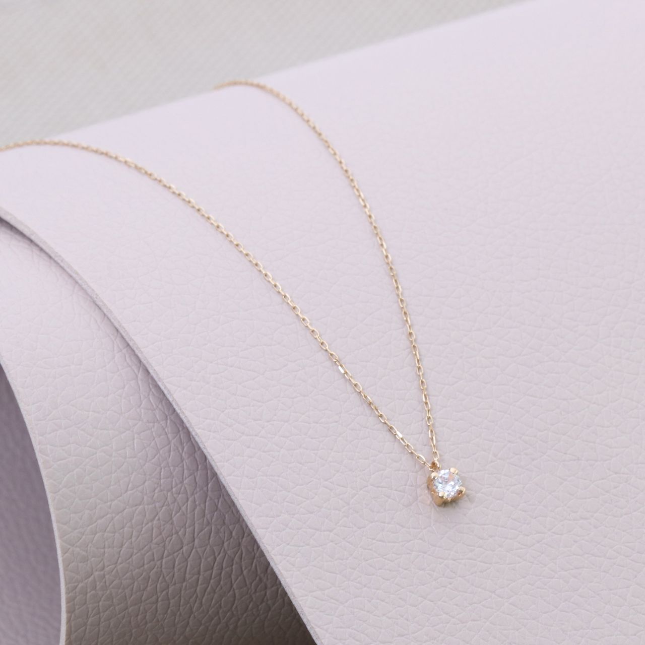 14 karaat geelgouden ketting ronde hanger zirkonia