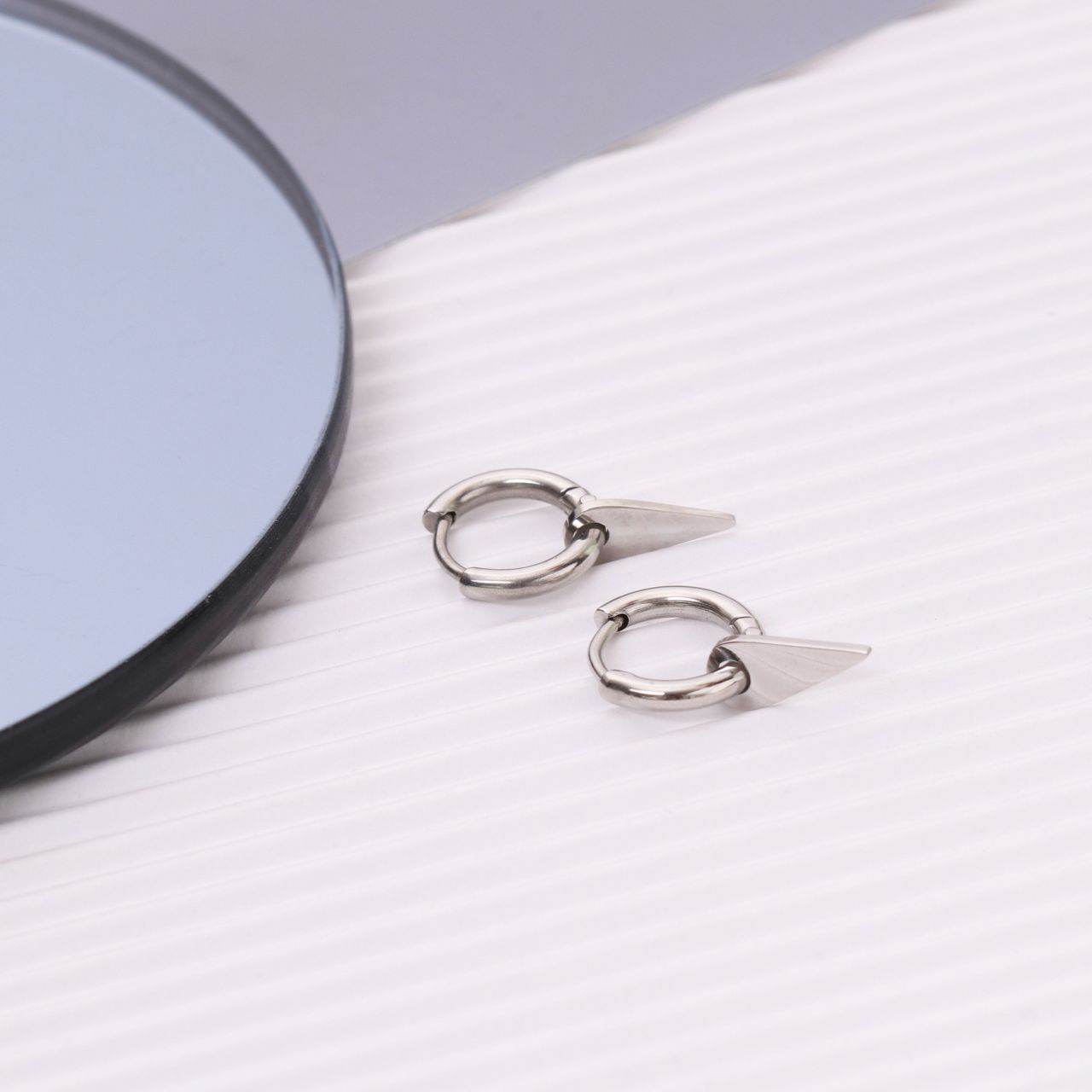 Stainless steel oorringen met hanger driehoek