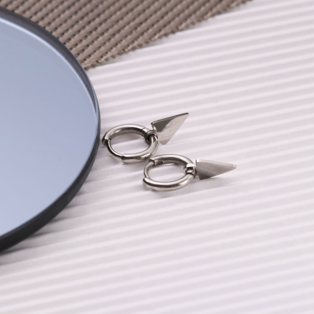 Stainless steel oorringen met hanger driehoek