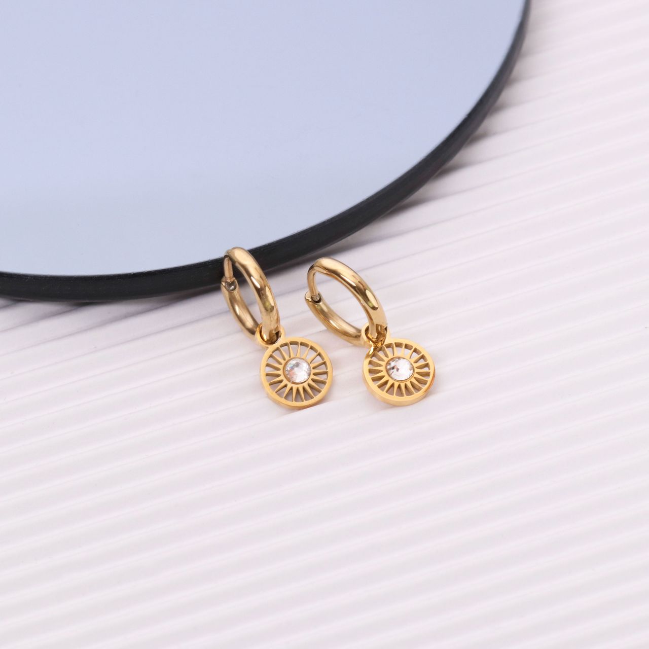 Stalen oorringen goldplated met hanger zon met cz