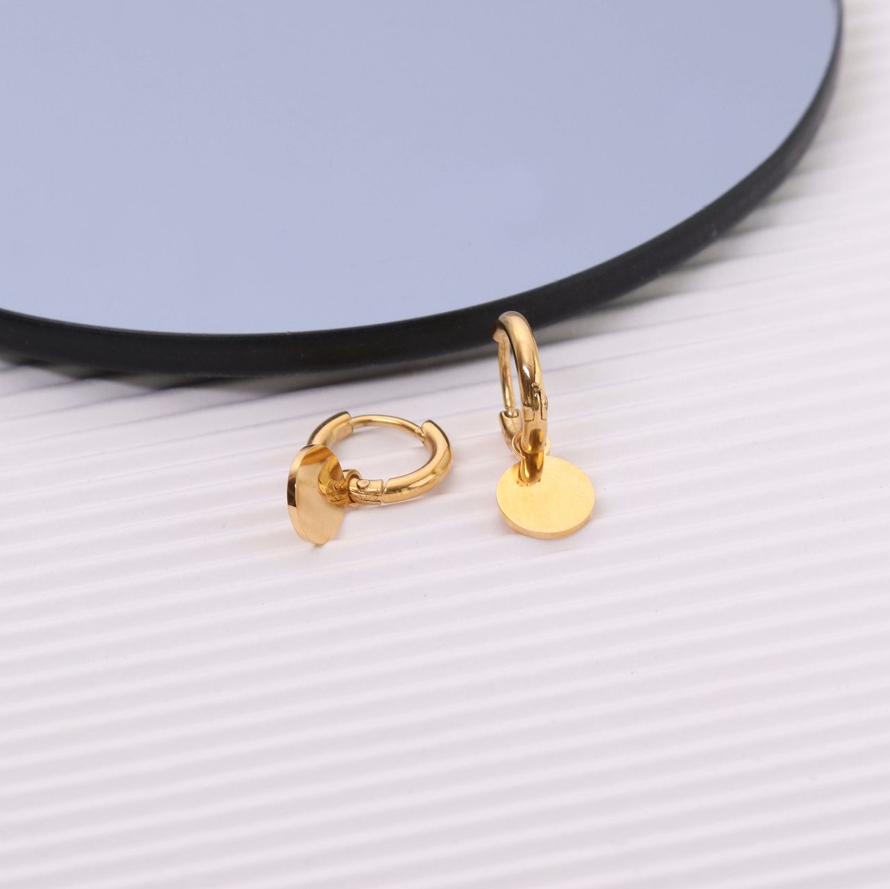 Stalen oorringen goldplated met hanger disc