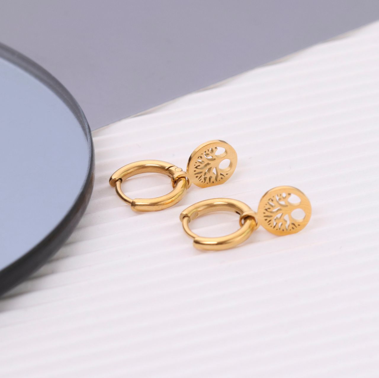 Stalen oorringen goldplated met hanger levensboom