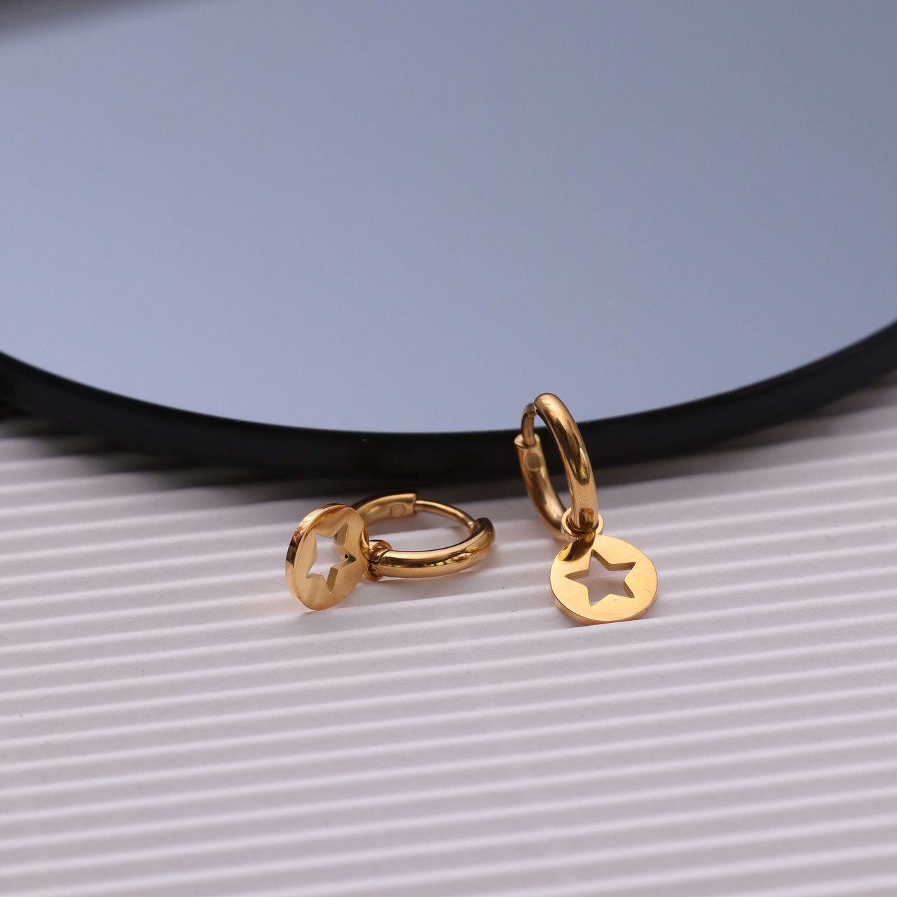 Stalen oorringen goldplated met hanger open ster