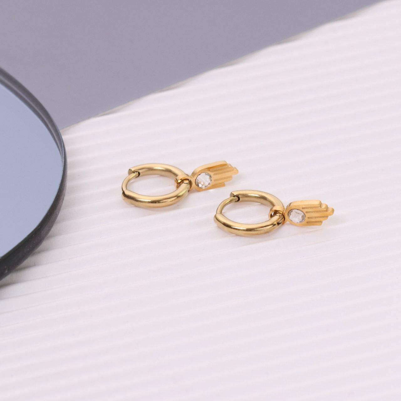 Stalen oorringen goldplated met hanger hamsa cz