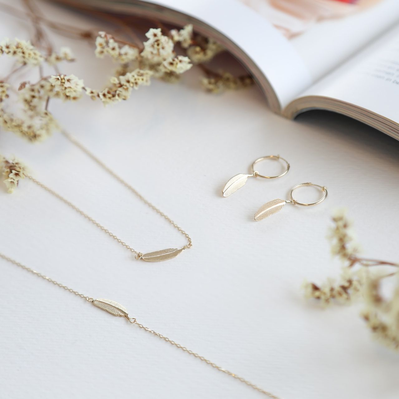 14 karaat geelgouden ketting met hanger veer