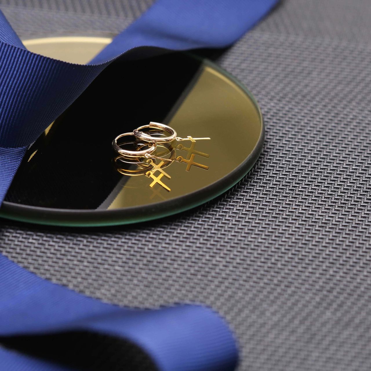 Ohrringe, 375 Gold, mit Kreuzanhänger