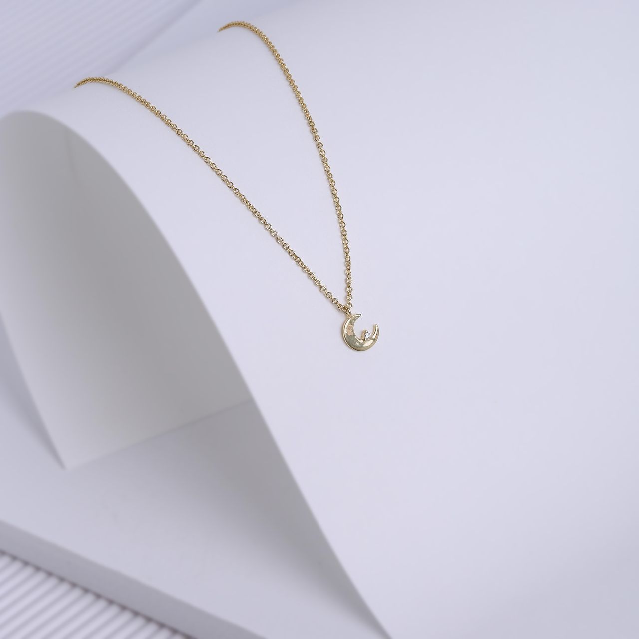 Zilveren goldplated ketting met hanger maan met zirkonia voor dames