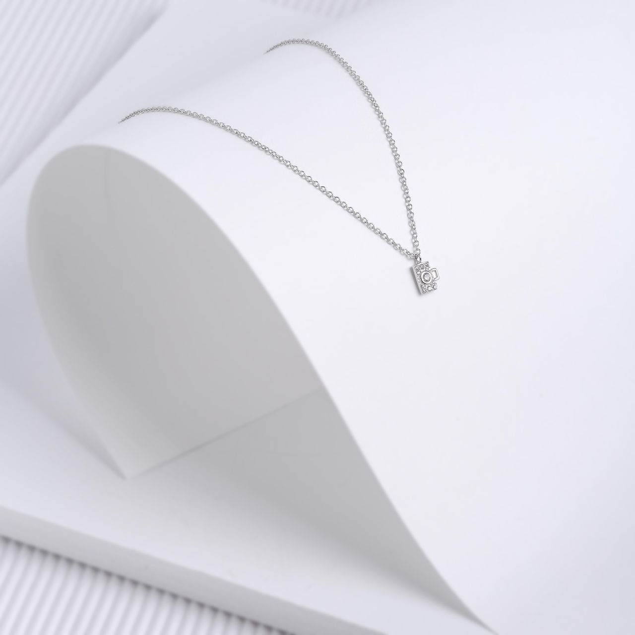 Zilveren ketting met hanger camera