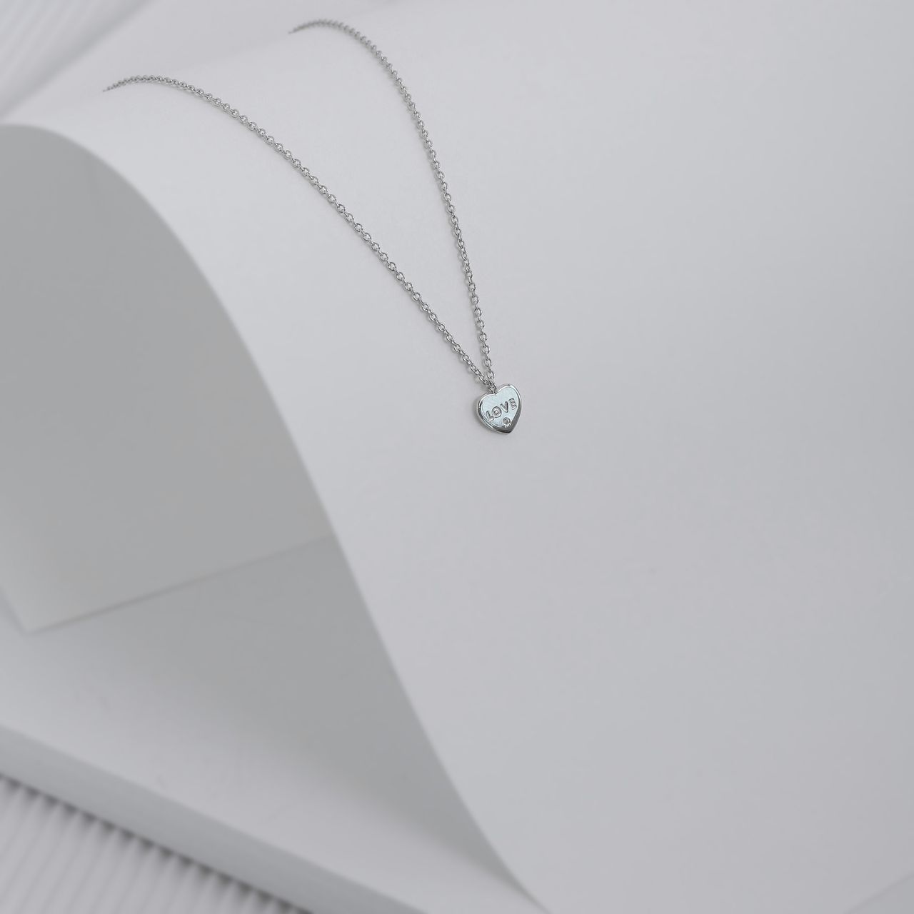 Zilveren ketting met hanger hart love