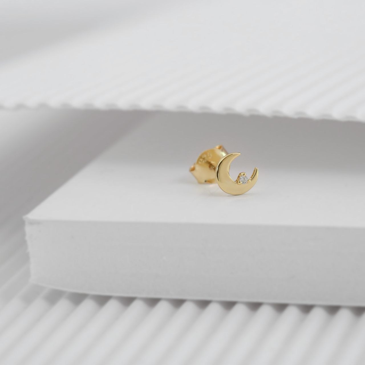 Zilveren goldplated oorknoppen maan met zirkonia voor dames