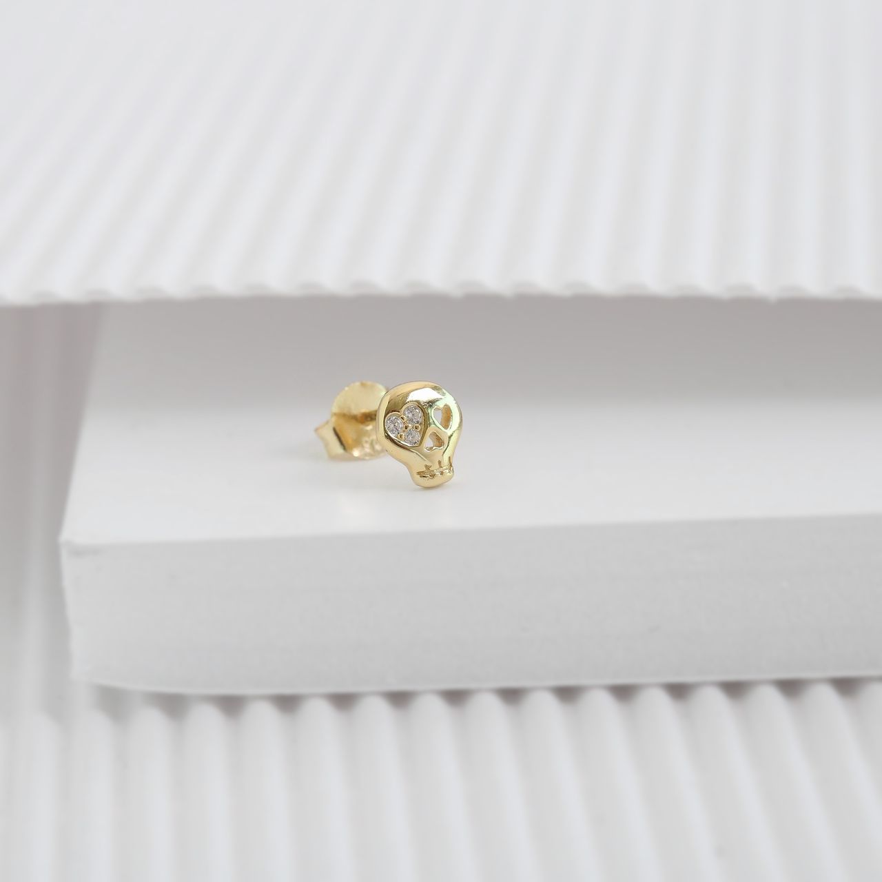 Zilveren goldplated oorknop doodshoofd