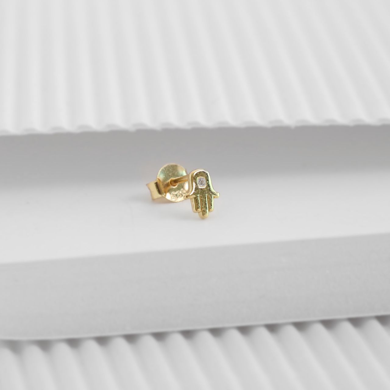 Zilveren goldplated oorknop Hamsa