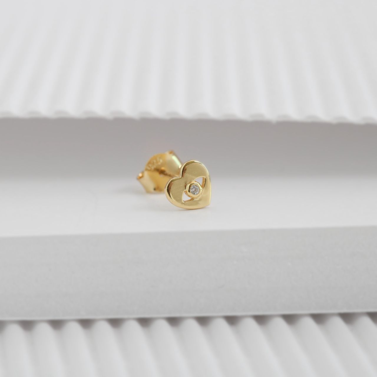 Zilveren goldplated oorknop hart zirkonia