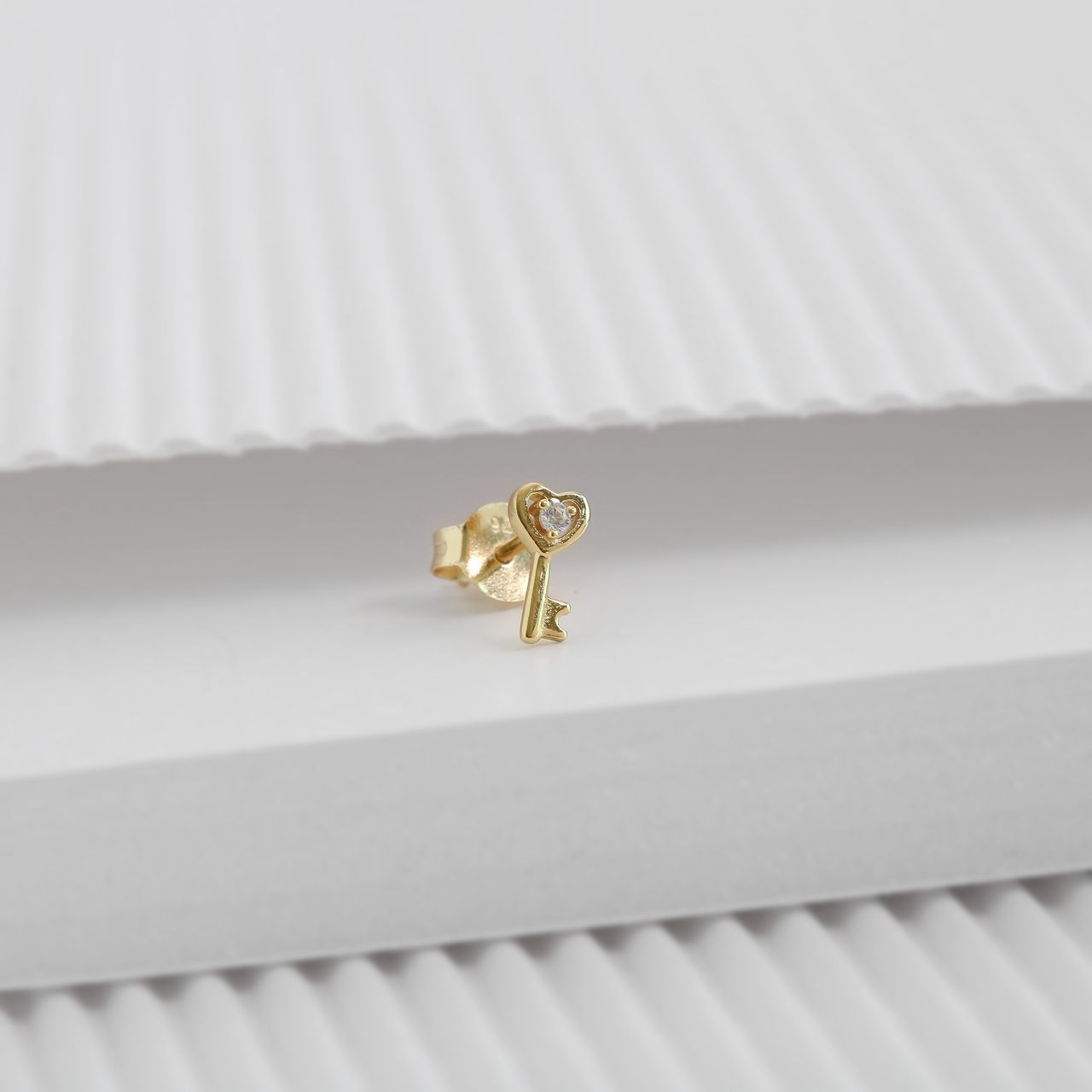 Zilveren goldplated oorknoppen sleutel met zirkonia voor dames