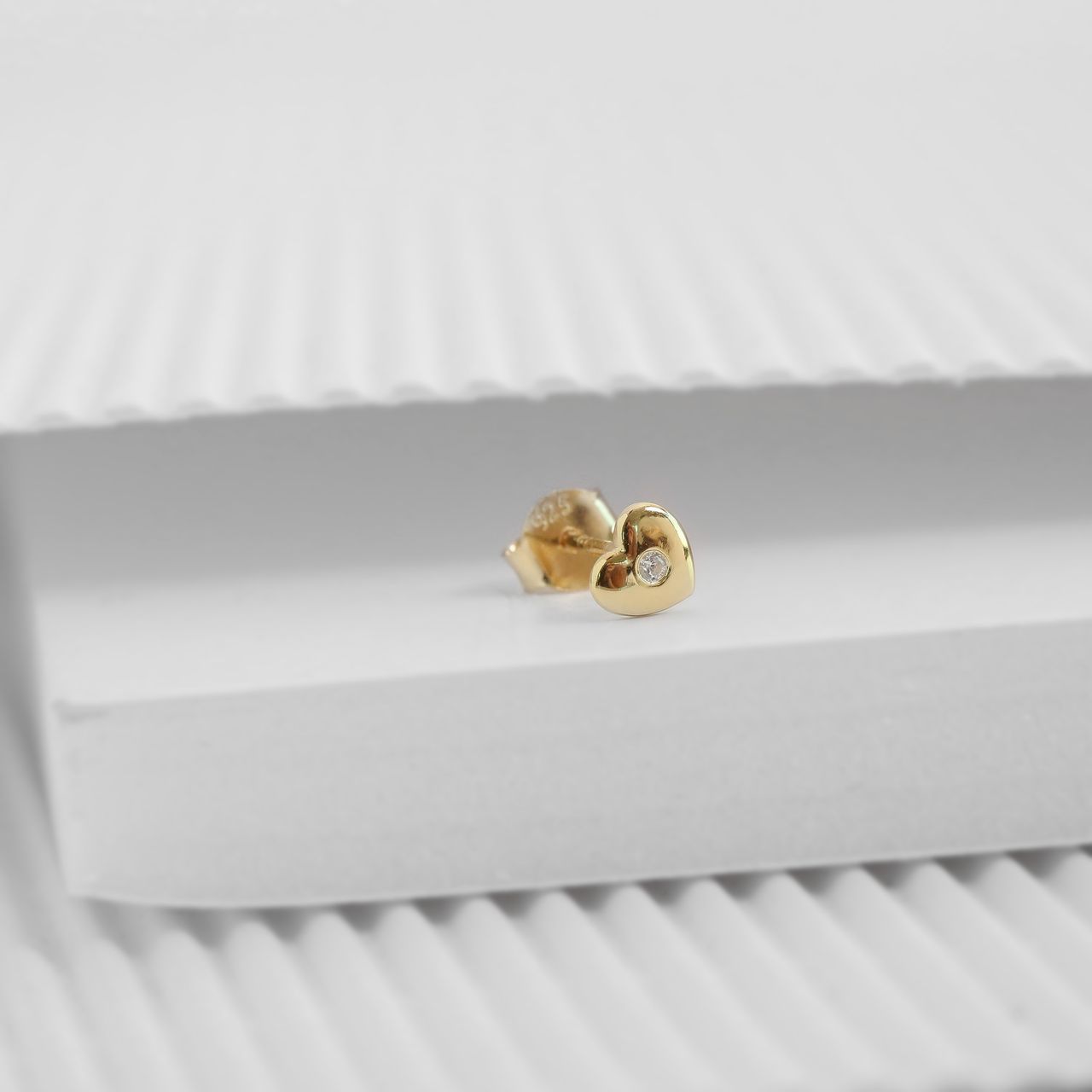 Zilveren goldplated oorknoppen hart met zirkonia voor dames