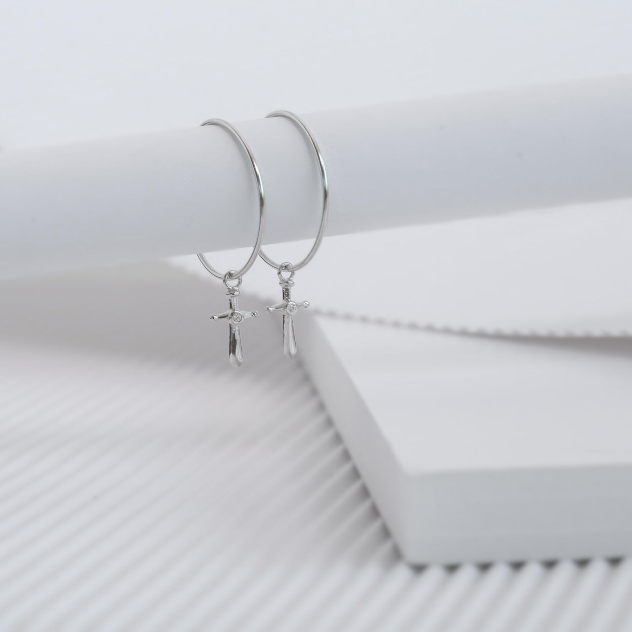 Zilveren oorringen met hanger kruis