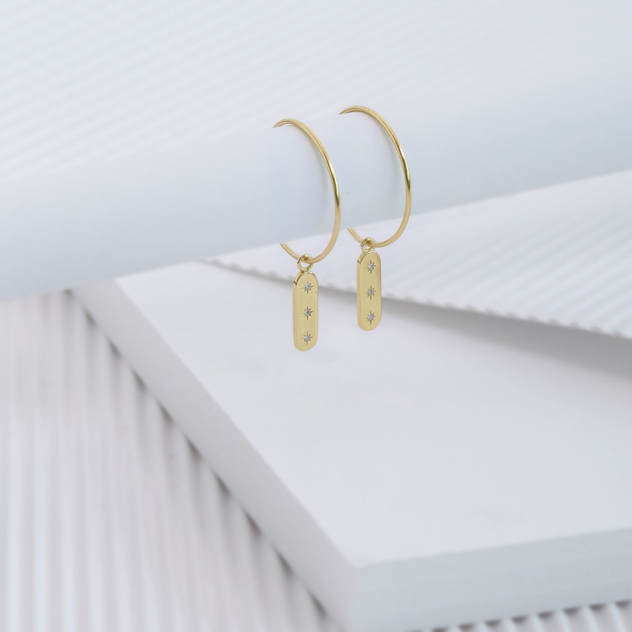 Zilveren goldplated oorringen met hanger bar