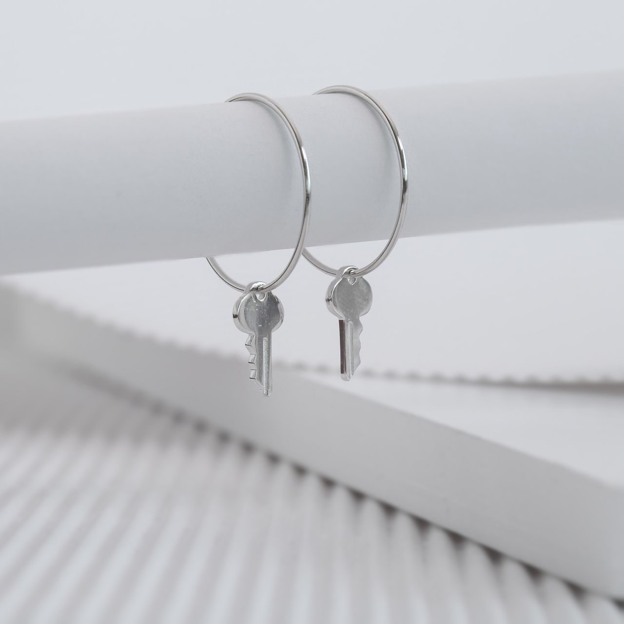 Zilveren oorringen met hanger sleutel
