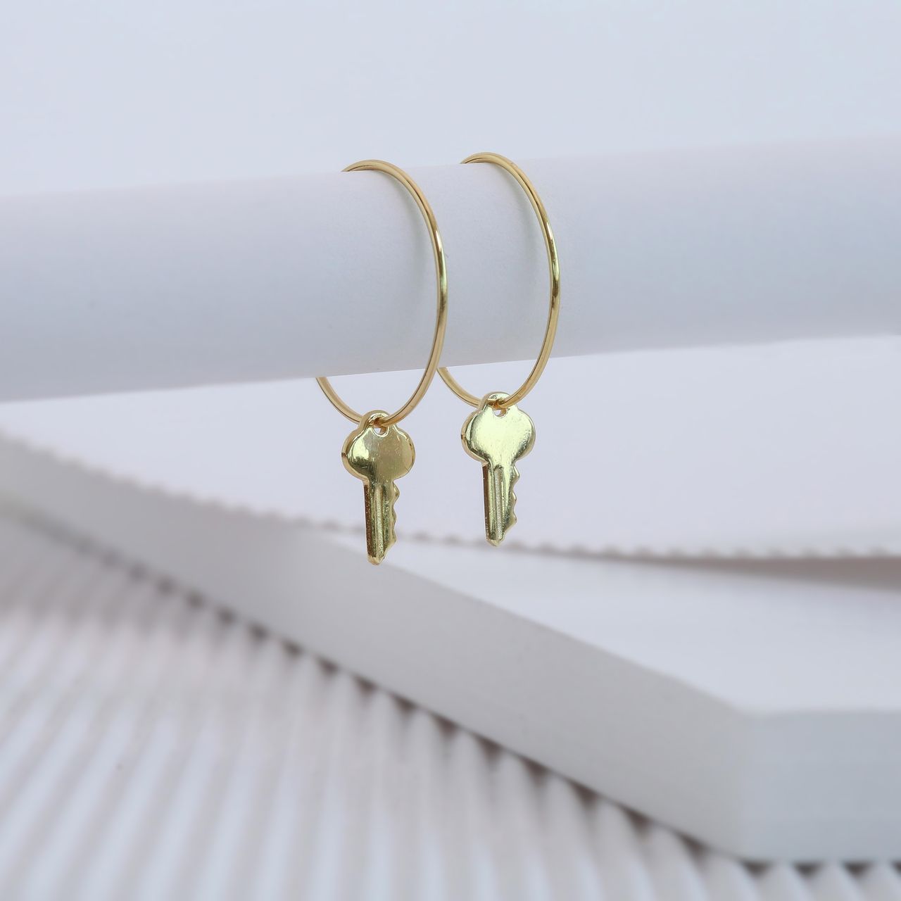 Zilveren goldplated oorringen met hanger sleutel