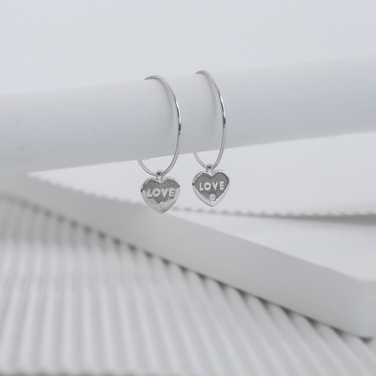 Zilveren oorringen met hanger hart/love