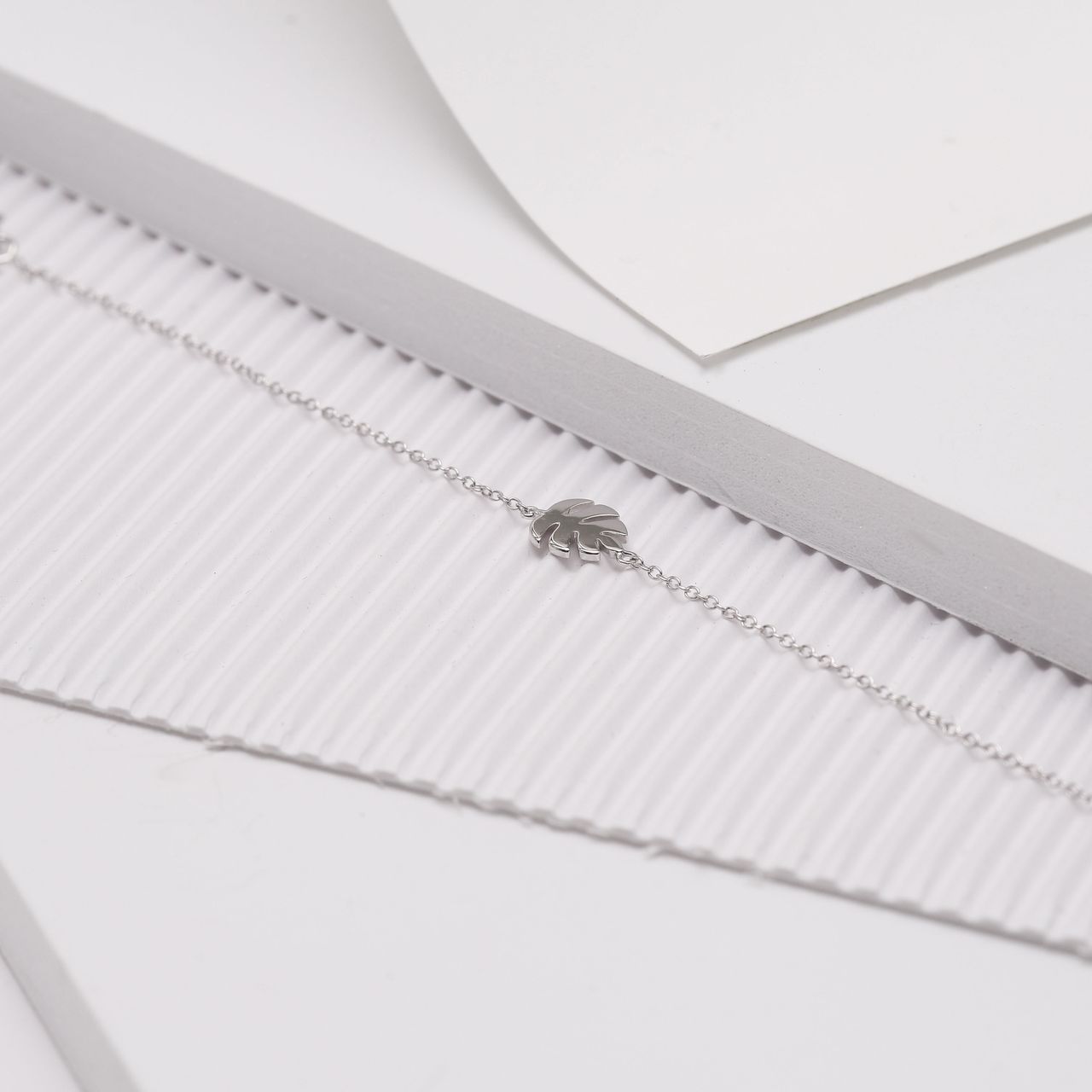 Zilveren armband met hanger blad
