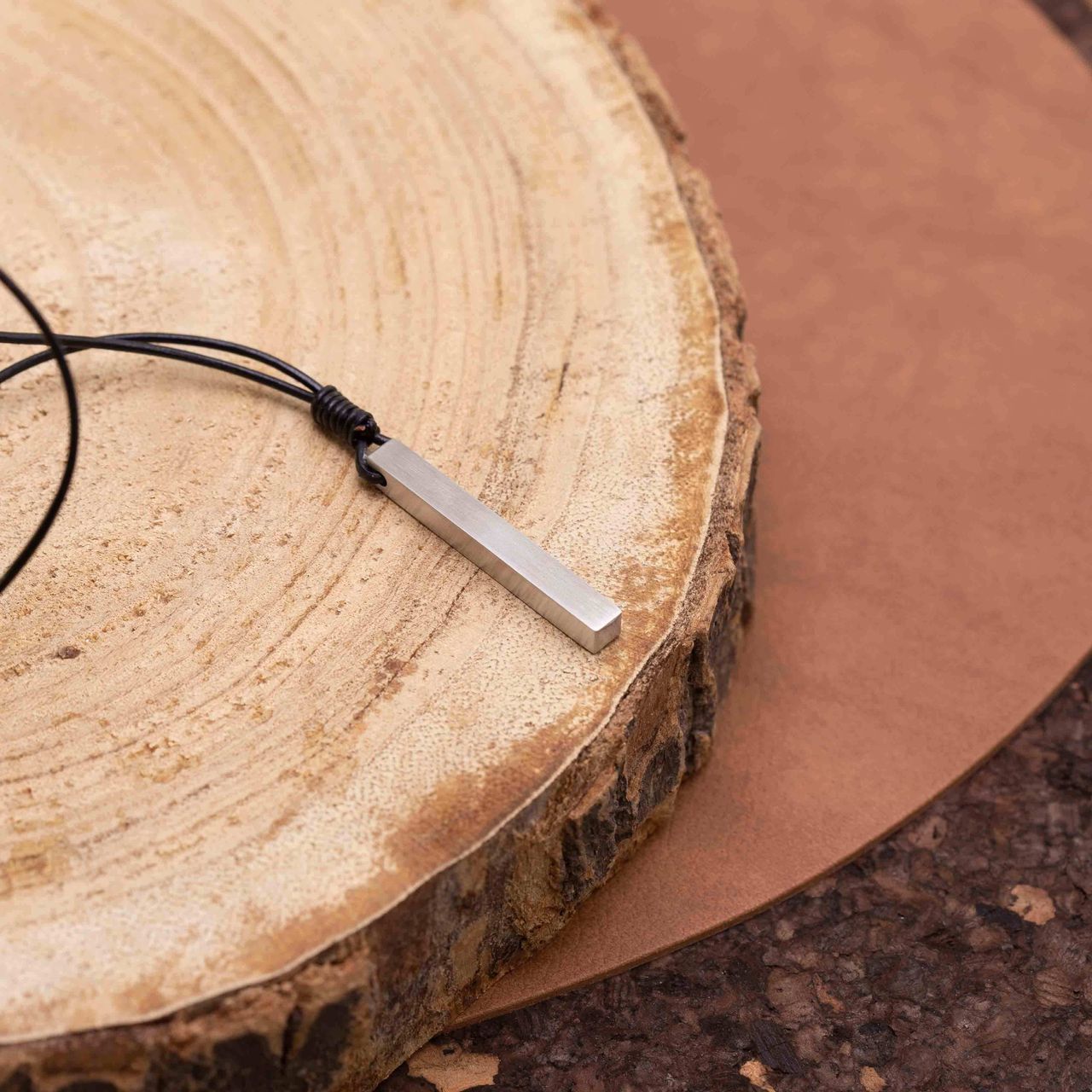 Leren ketting met gerecycleerd stainless steel hanger bar