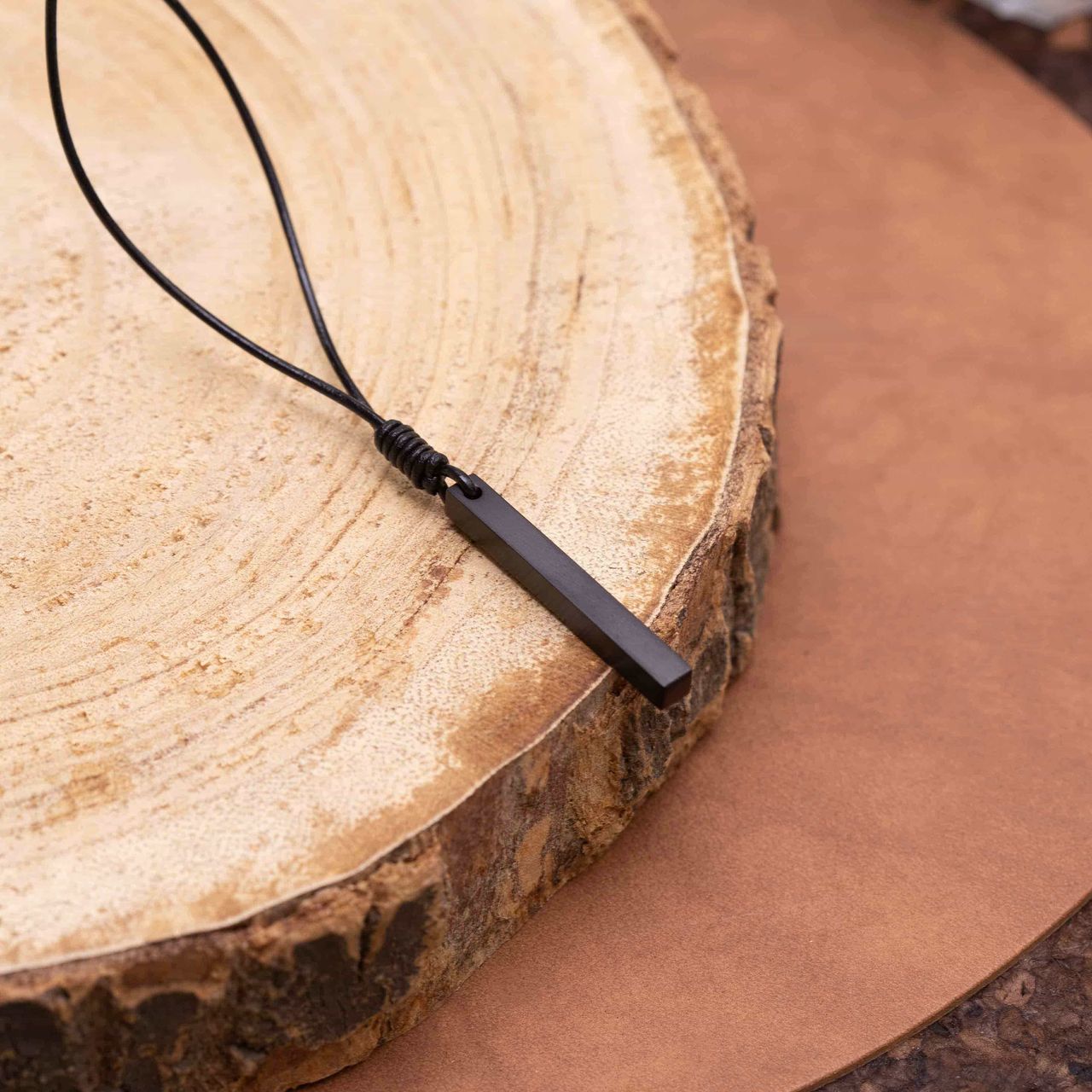 Leren ketting met zwarte gerecycleerd stalen hanger bar