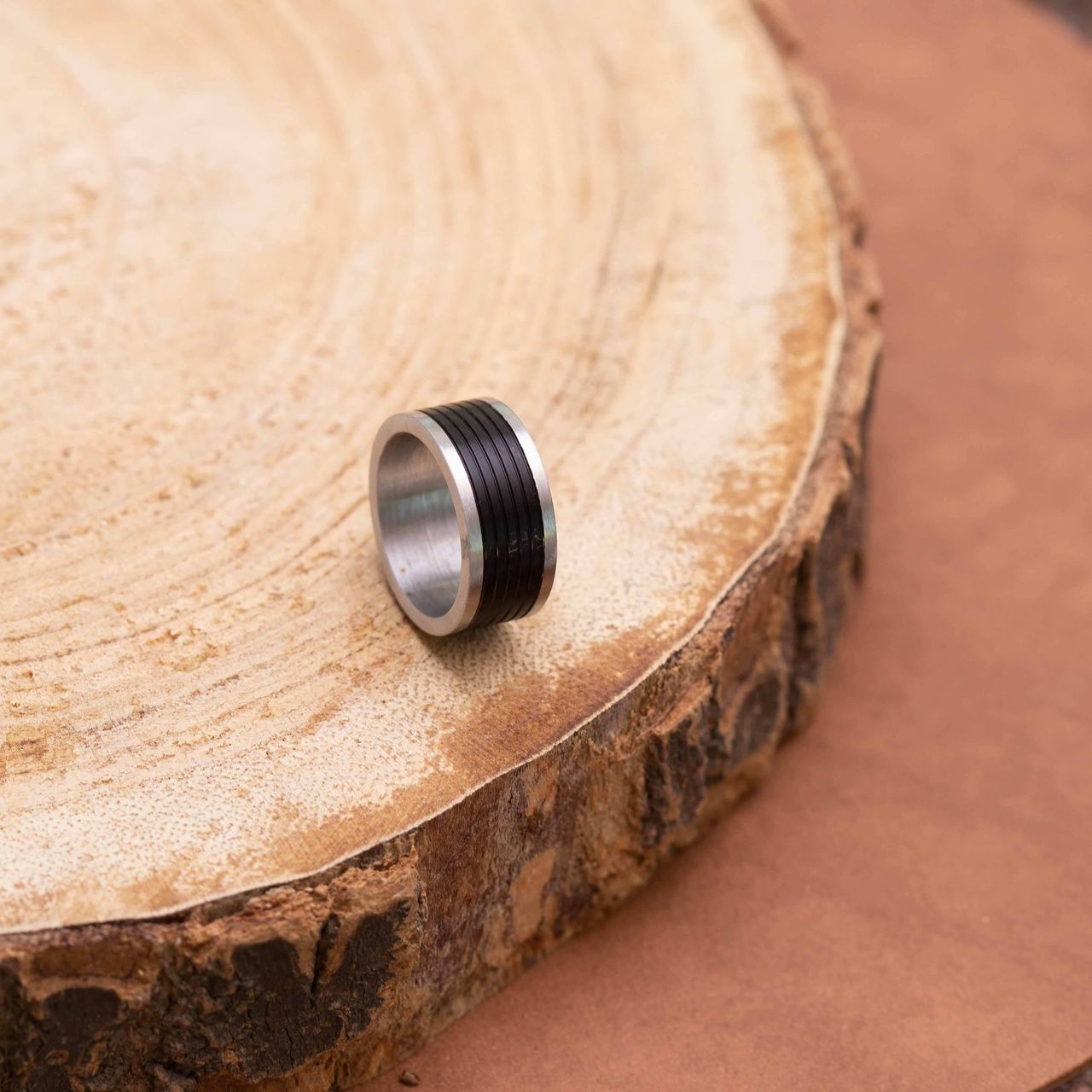 Gerecycled stalen herenring mat met zwarte streepjes