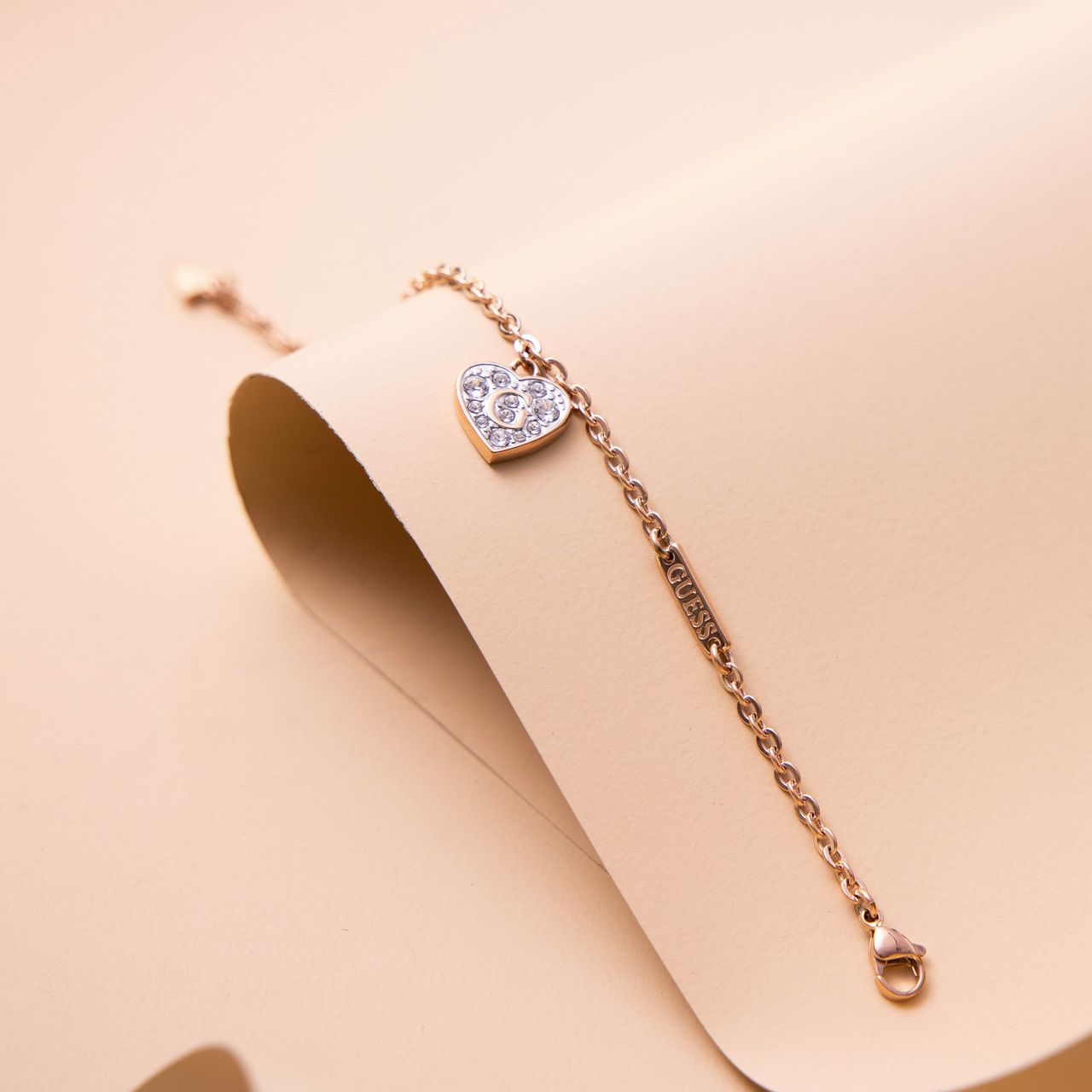 Guess stainless steel roséplated bedelarmband met hanger hart met kristal voor dames