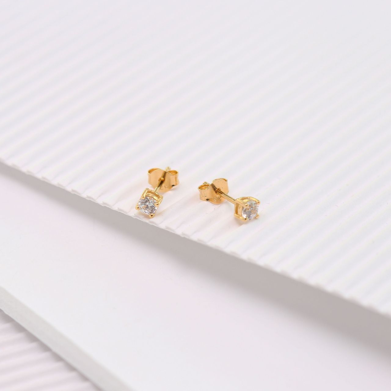 Zilveren goldplated oorknoppen met zirkonia voor dames