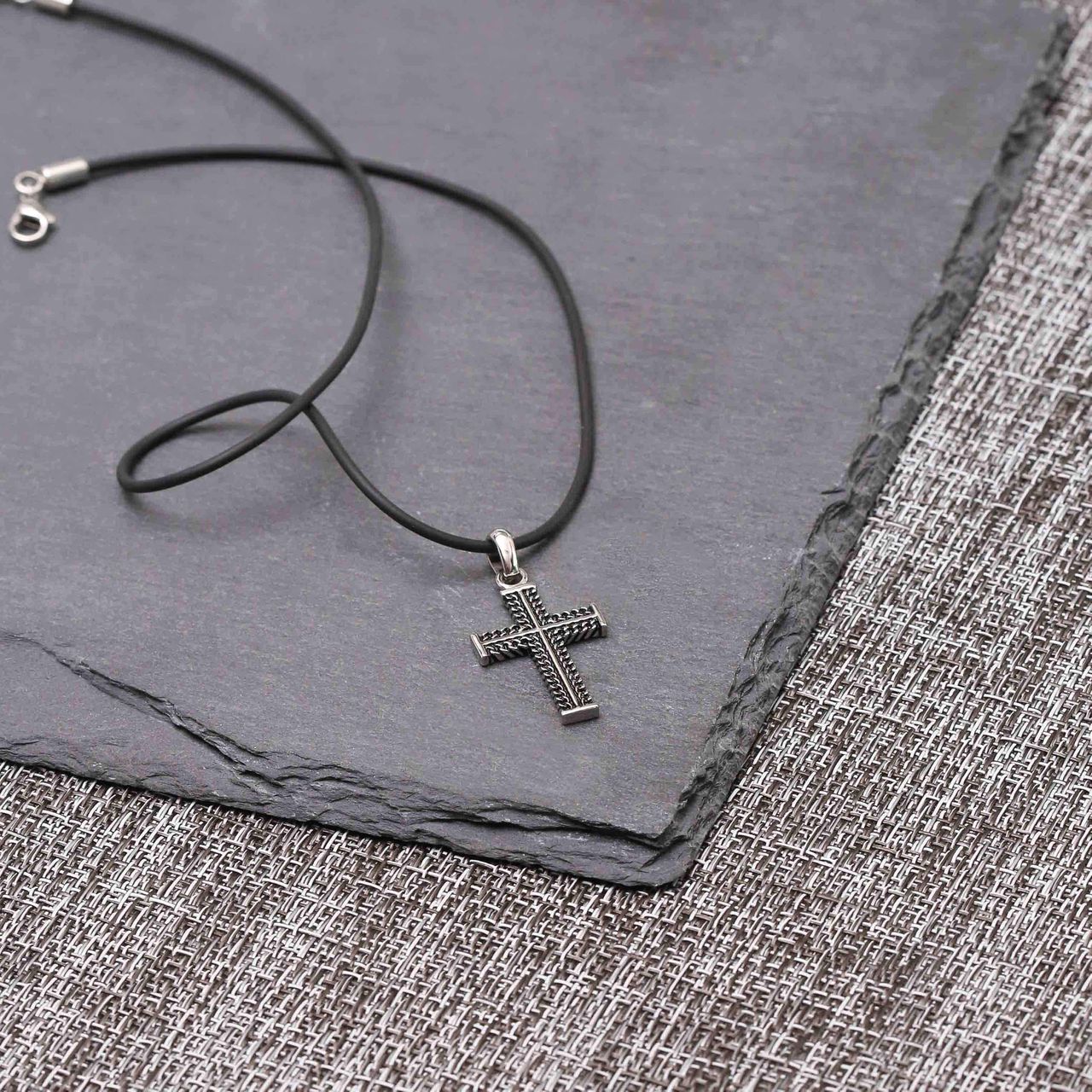 Gerecycleerd rubberen herenketting met stainless steel hanger kruis